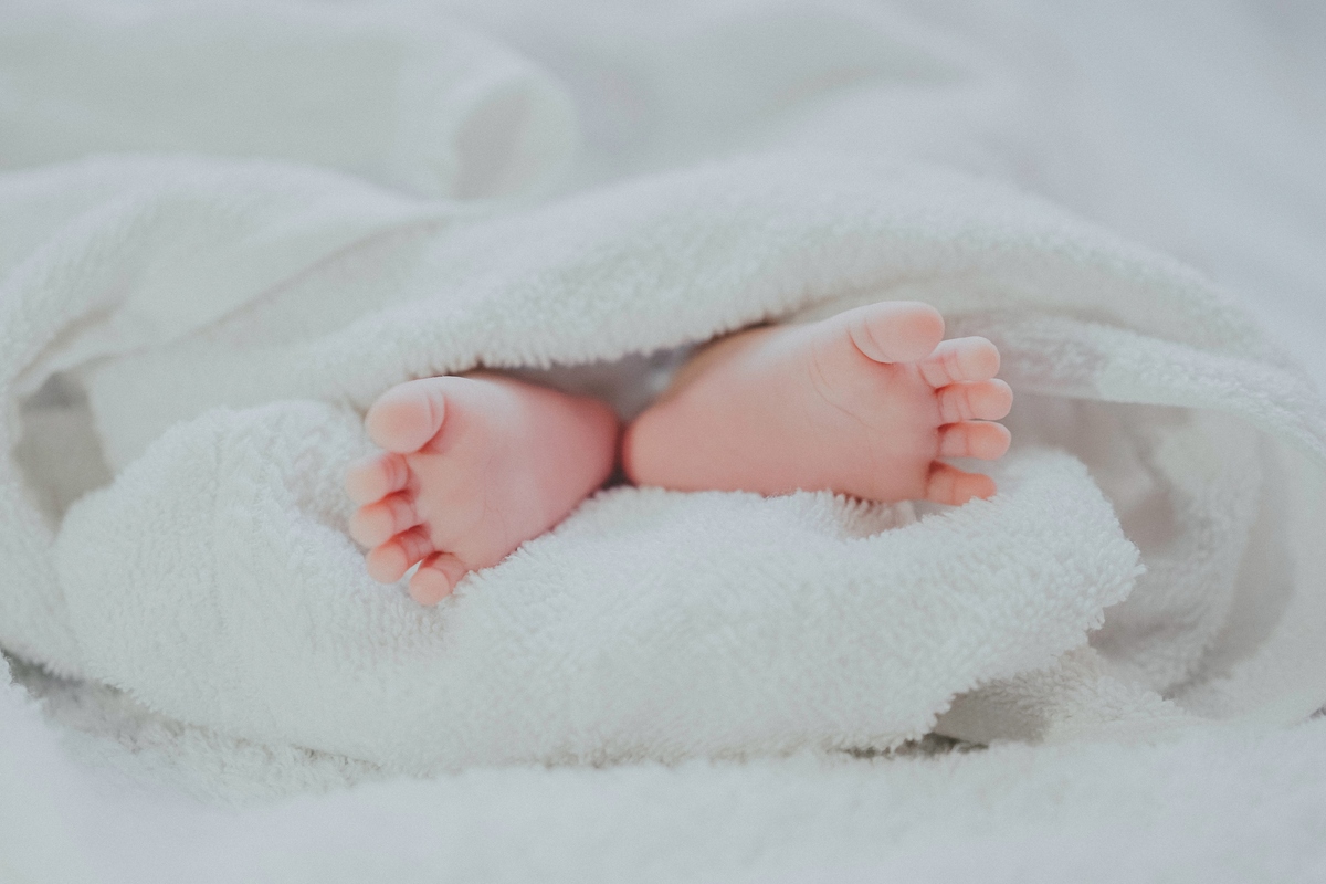Die olfaktorische Verbindung zwischen einem Neugeborenen und seiner Mutter ist eine starke und wichtige Bindung, die dem Säugling hilft, Nahrung zu finden.