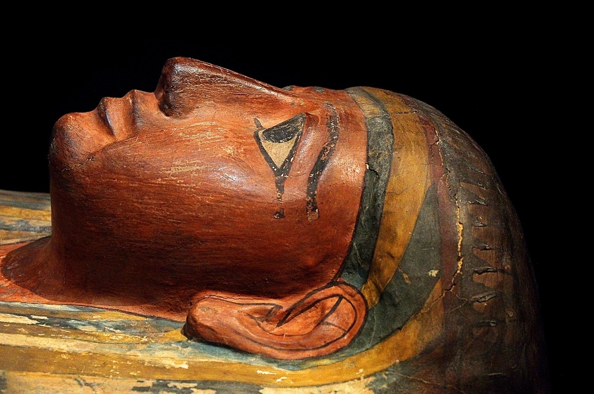 Egyptians used fragrances not only to honor the gods, but also to embalm the dead to preserve the body for rebirth in the afterlife.